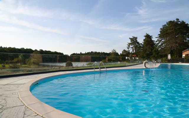 Le Domaine des Monédières**** à Meyrignac L'Église - Piscine extérieure