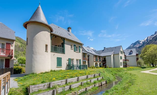 résidence vue de l'extérieur avec tour