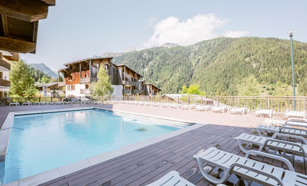 Piscine extérieure Les Chalets de la Ramoure