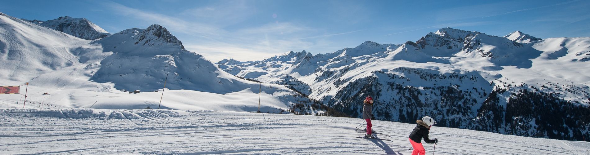 Piste de ski à Valfréjus en hiver par beau temps