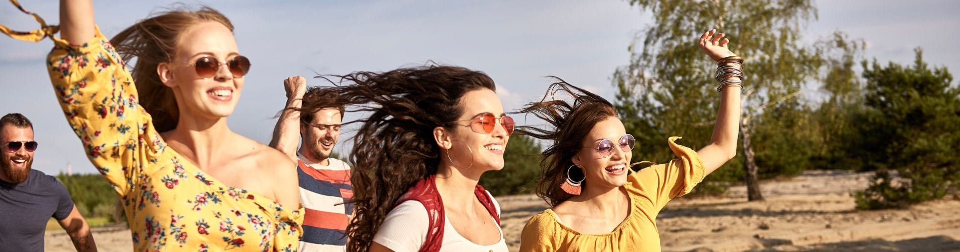 Groupe d'amis en vacances d'été en France