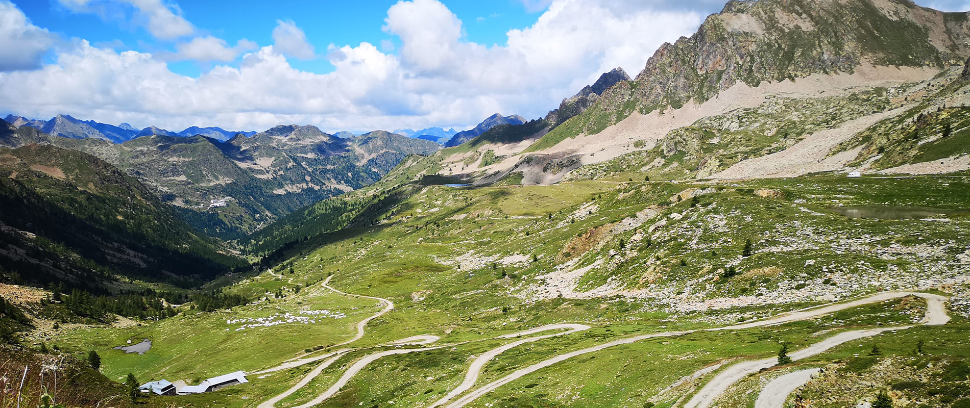 Paysage de montagne en été, dans les Alpes Maritimes, proche de la résidence de vacances Les Gorges Rouges à Guillaumes