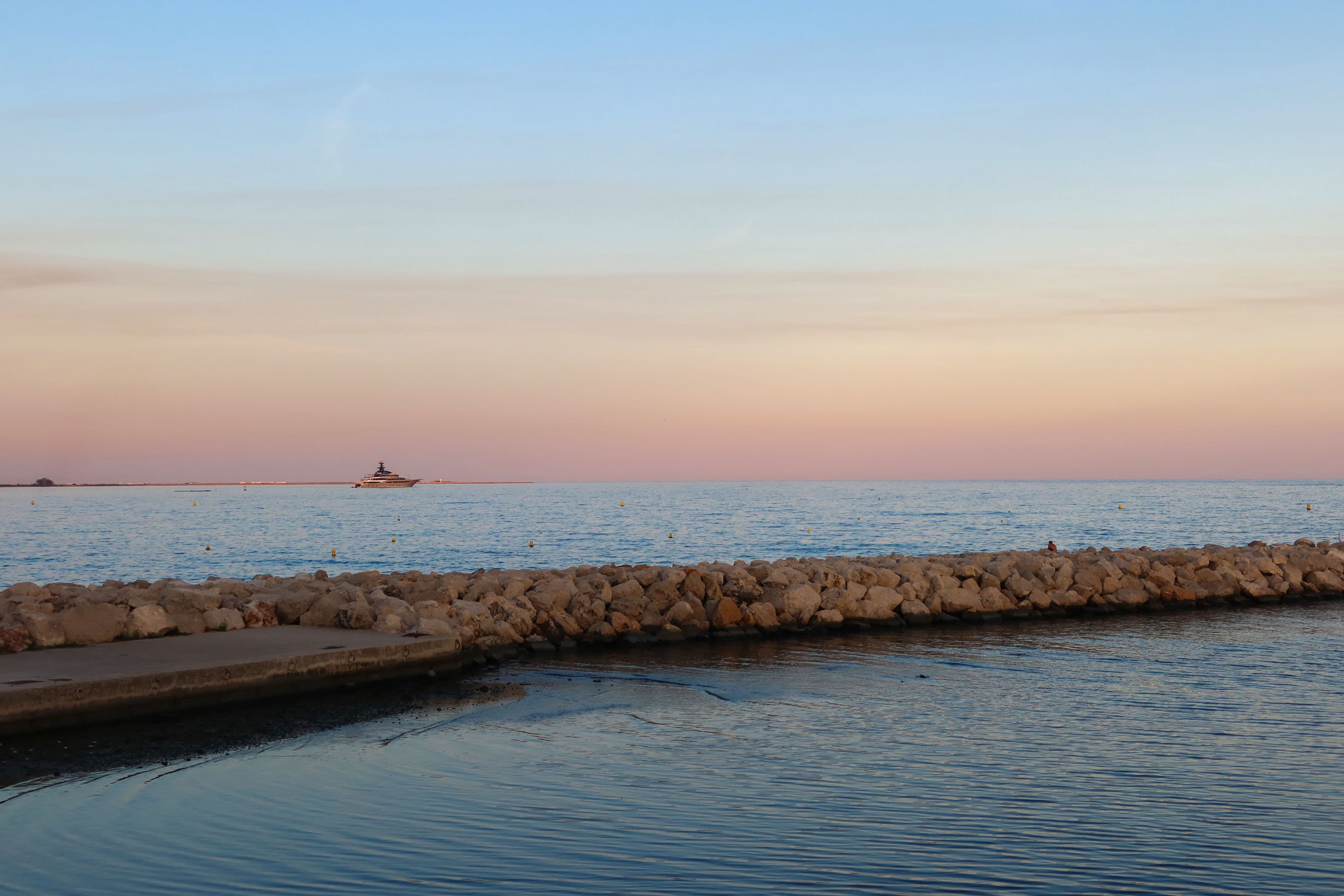 Coucher de soleil sur la plage de Cagnes-sur-Mer. Crédit photo : Mélissa Perrot-Minnot