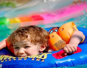 Enfant avec une bouée