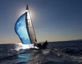 Faire de la planche à voile, surf, activités nautiques sur lac, mer ou océan