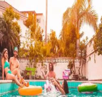 Piscine et transat, un séjour les pieds dans l'eau