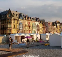 villas colorées de mers les bains en baie de somme, derrière les cabines de plage