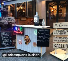 Restaurant l'Arbesquens à Bagnières-de-Luchon, stand de raclette et tartiflette à emporter